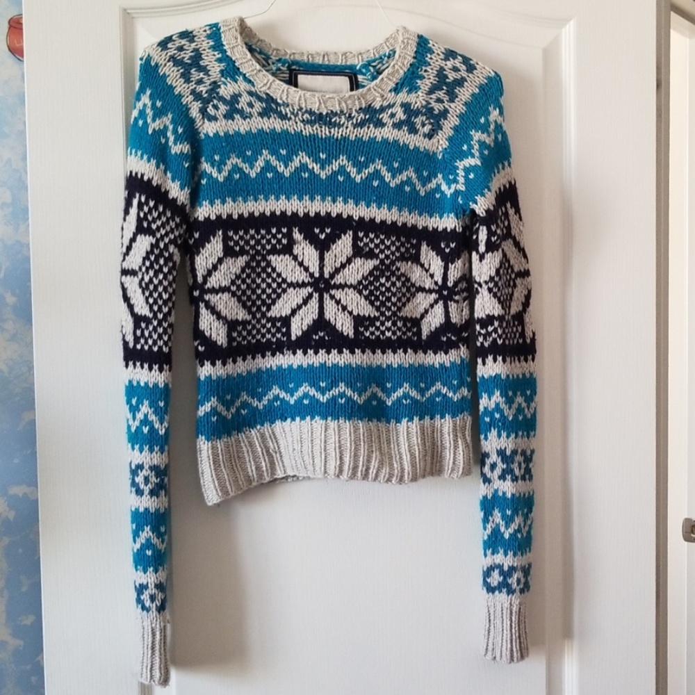 AMERICAN EAGLE LIKE NEW WINTER SNOWFLAKE SWEATER